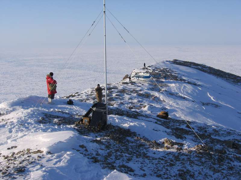 VHF relæstationen på Merv’s Peak. Udsigten er fantastisk. Det var en perfekt vindstille dag på dette sted. Man kan se 600 meter ned på det frosne Polhav. Foto: Kelly Bentham.