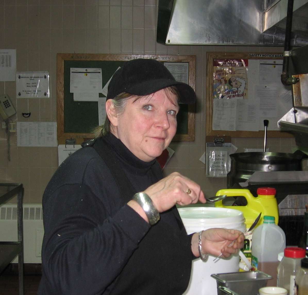 Dorothy Edwards vores favorit-kok prøvesmager lidt mad i det lille køkken i fællesrummet i Spinnaker bygningen i Alert.