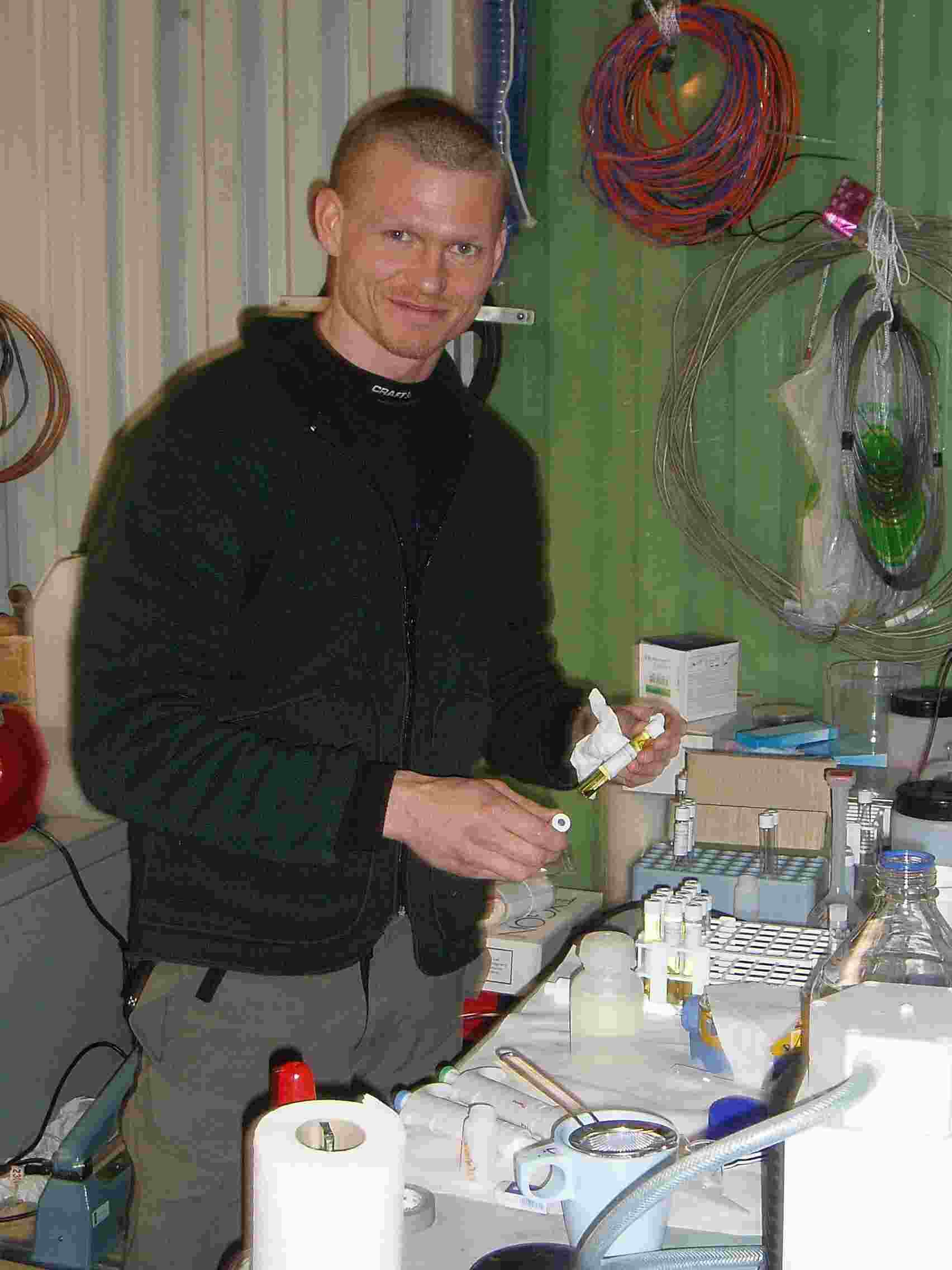 Martin Blicker kigger på vandprøver i det lille laboratorium i Spinnaker bygningen i Alert. Prøverne blev indsamlet den 21 april ved islejren. Sammen med Søren Ryesgaard undersøger han havisens betydning for udvekslingen af CO2 mellem atmosfæren og havet.