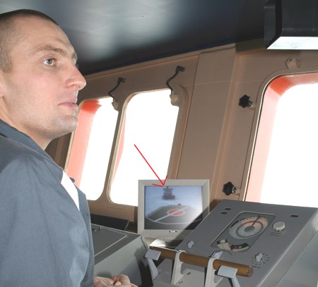 En af styrmændene på 50 Let Pobedy overvåger på sin monitor, at Oden ikke sakker for meget agterud. Foto: Polarforskningssekretariatet.