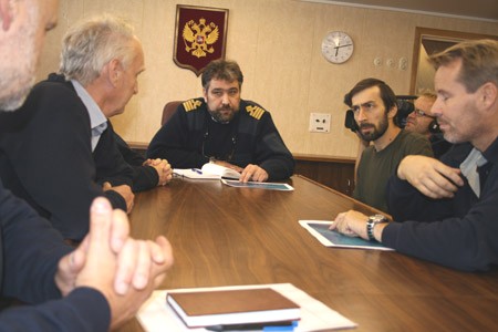 Kaptajn Dimiitrij på Pobedy har været utroligt hjælpsom. Her ses han sammen med bl.a. Christian Marcussen til venstre og den russiske forsker, Leonid Polyak (fra Oden) til højre, der hjælper med at tolke. Foto: Polarforskningssekretariatet.