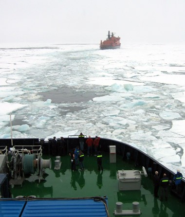 Næsten alle ekspeditionsdeltagerne var på dækket og vinkede farvel, da 50 Let Pobedy vendte stævnen mod Murmansk. Foto: Polarforskningssekretariatet.