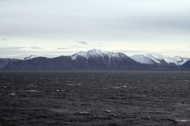 Oden passerer Svalbards karakteristiske fjeld, som rejser sig på begge sider af fjordene på vej mod Longyearbyen. Foto: Polarforskningssekretariatet.