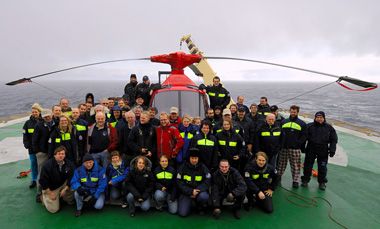 Vi fik taget et gruppefoto på helikopterdækket, lige da vejret slog om til sne og hård vind. Foto: Björn Eriksson.