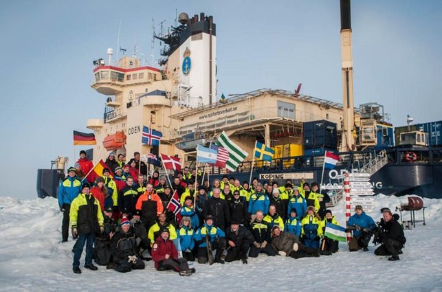 Gruppebillede på Nordpolen (Foto: Björn Eriksson, Det svenske Polarforskningssekretariat)
