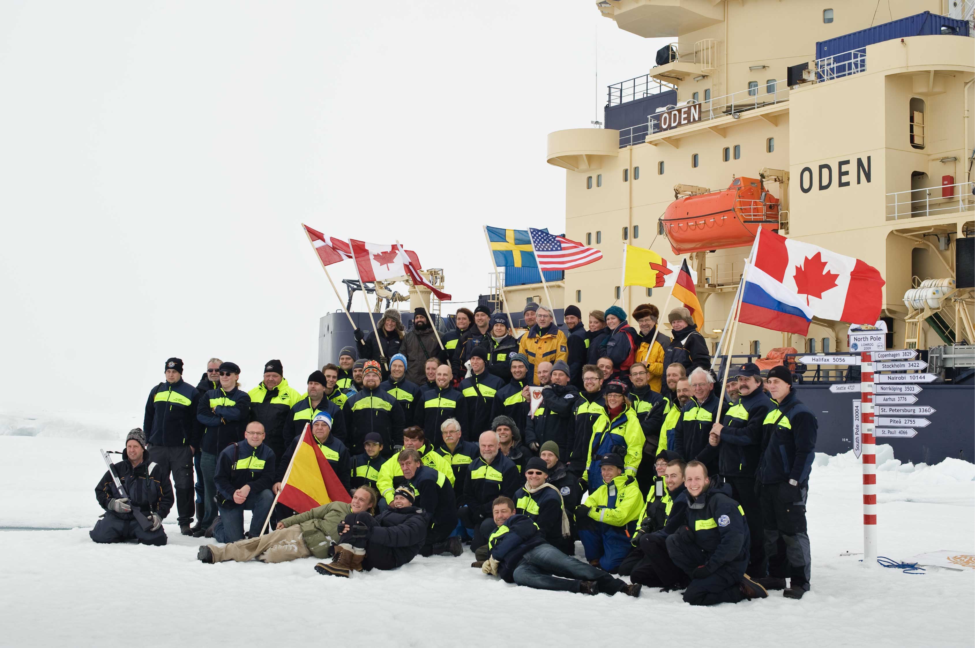 Ankomsten til Nordpolen blev markeret på traditionel vis ved at hejse et flag for hvert af de lande, der er repræsenteret ombord på Oden