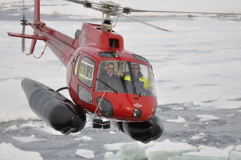 Ved midnat og tidligt om morgenen den 4. august stak skibets helikopter af sted på isrekognoscering, for at finde den bedste vej igennem isen til skibet. Foto: Ludwig Löwemark.