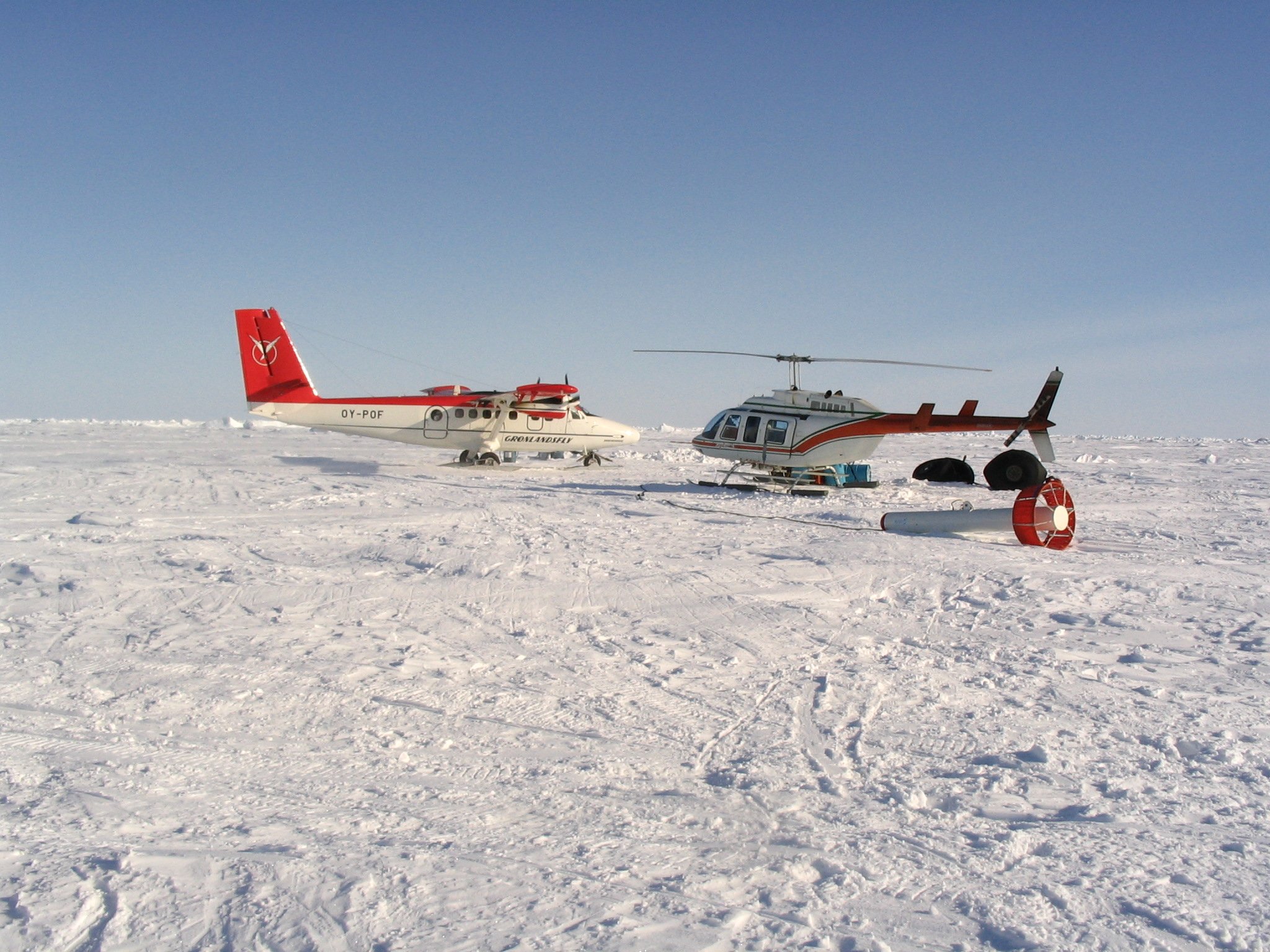 Twin Otter og helikopter under GreenICE ekspeditionen, foråret 2004