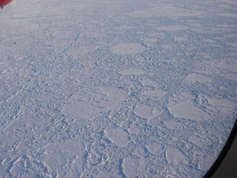 Eksempel på meget dårlige isforhold på flyveruten til islejren. Billedet er taget fra ca. 1600 meters højde.